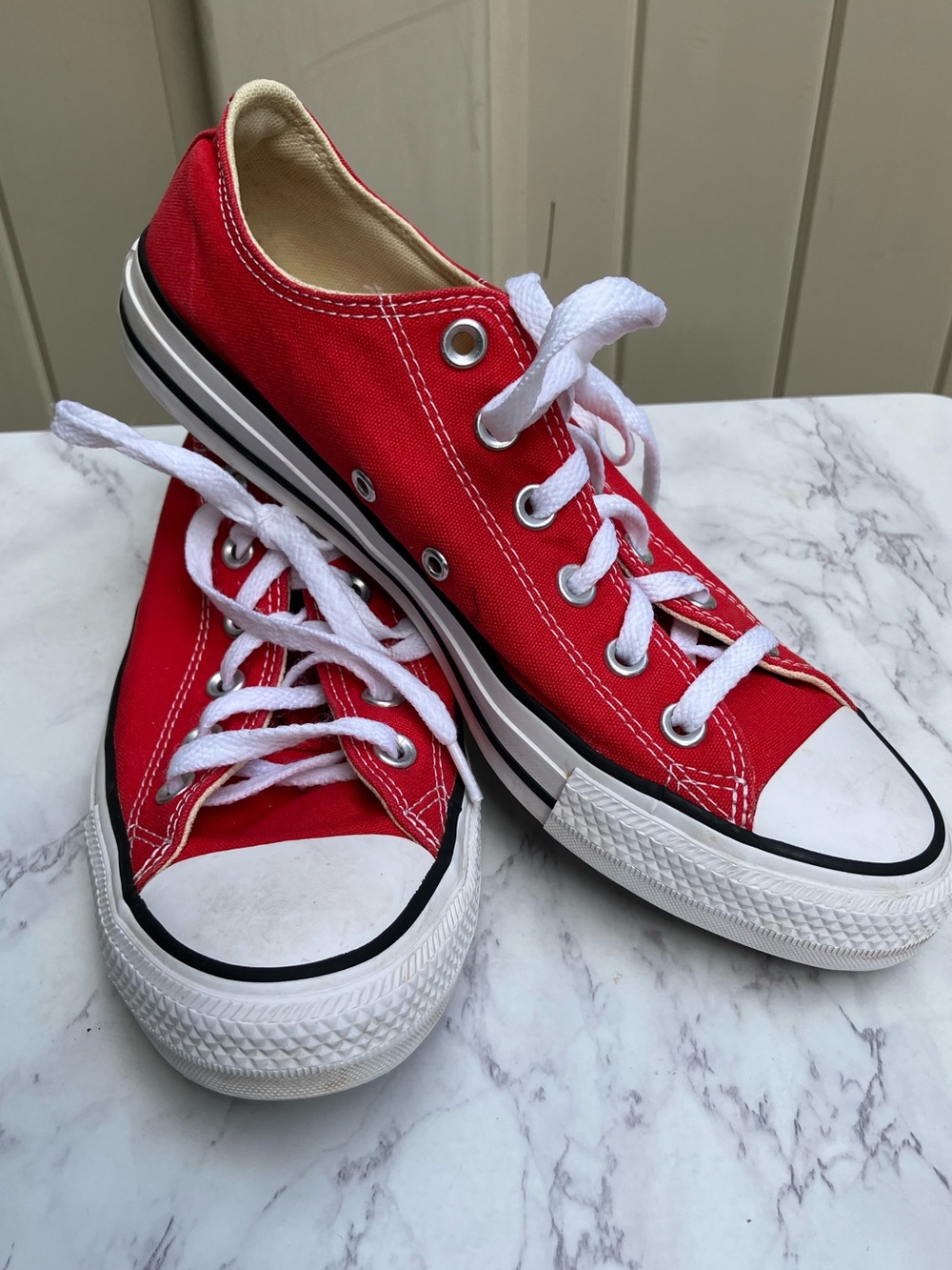 Converse unisex women's 9.5 red low top sneakers